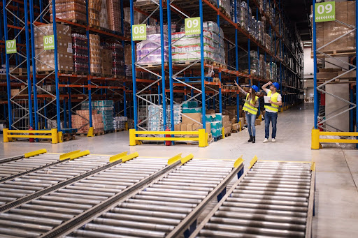 A organização do estoque com porta-pallets funciona em grandes e pequenos estoques, se adequando a diferentes negócios.